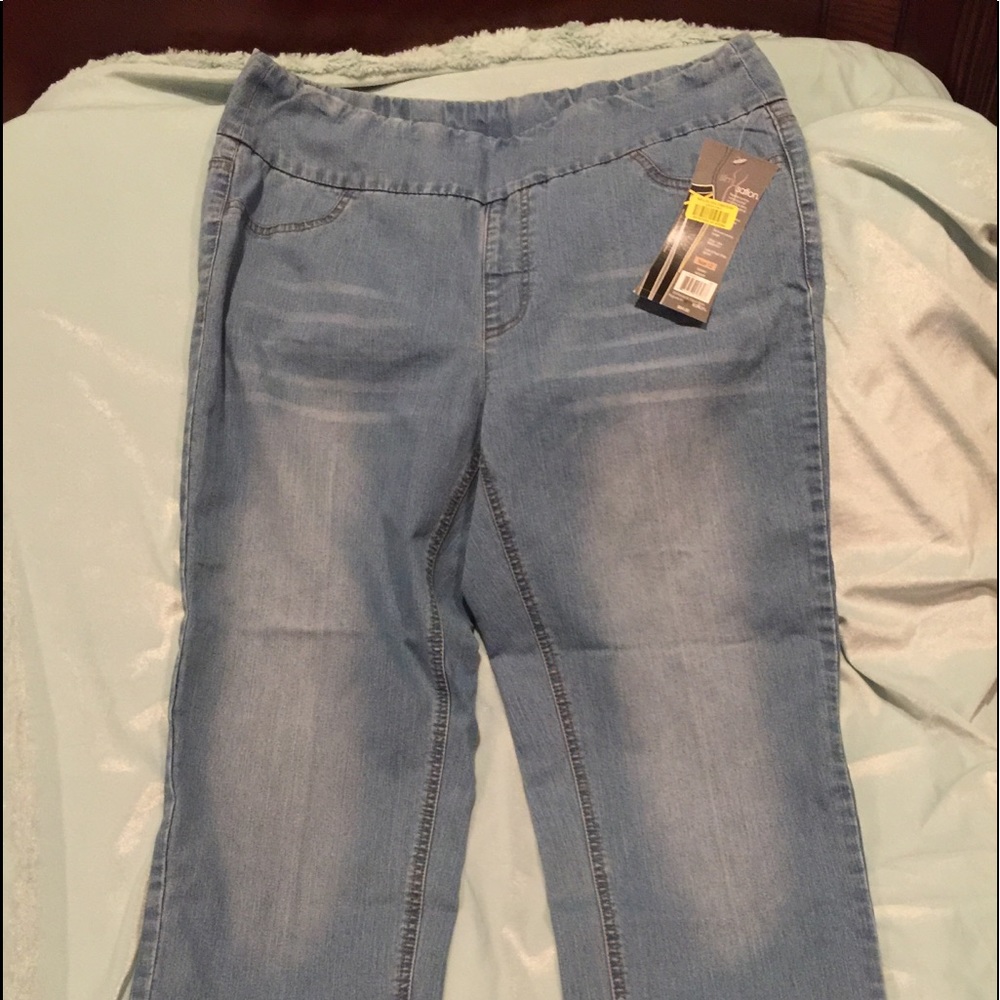 NWT slimming denim capris